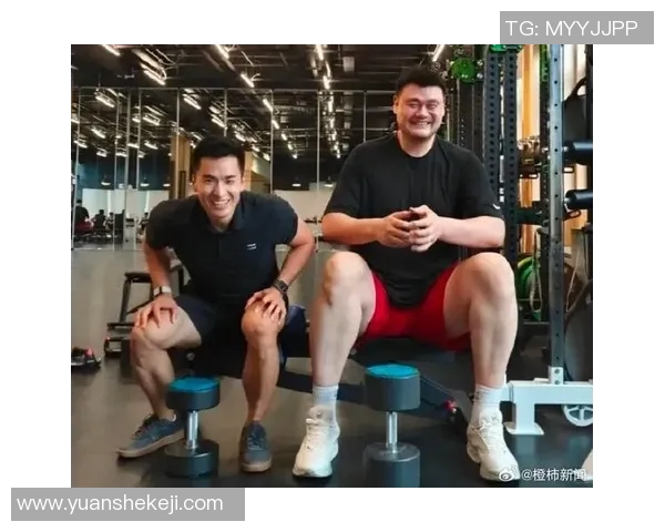 姚明的憨态可掬让人忍俊不禁他在球场上的形象与生活中的搞笑瞬间