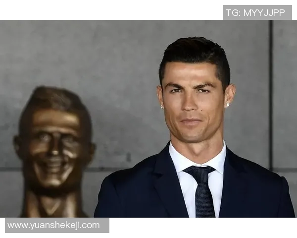 C罗足球明星签名正版收藏品让你感受足球的魅力与激情