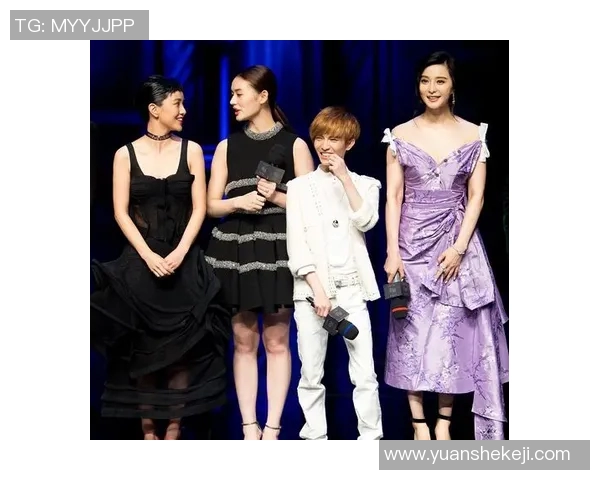 美女与足球明星亲密合影展现运动与魅力的完美结合