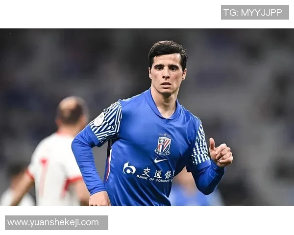 足球明星佩戴口罩展现帅气风采引发球迷热议与时尚潮流结合