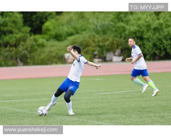 足球明星精彩瞬间动图集锦展现他们的技巧与魅力 足球明星精彩瞬间动图集锦展现他们的技巧与魅力